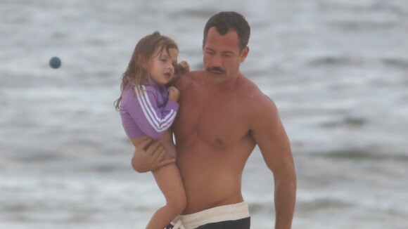 Paizão! Malvino Salvador se diverte em praia no Rio com a filha Ayra. Fotos!