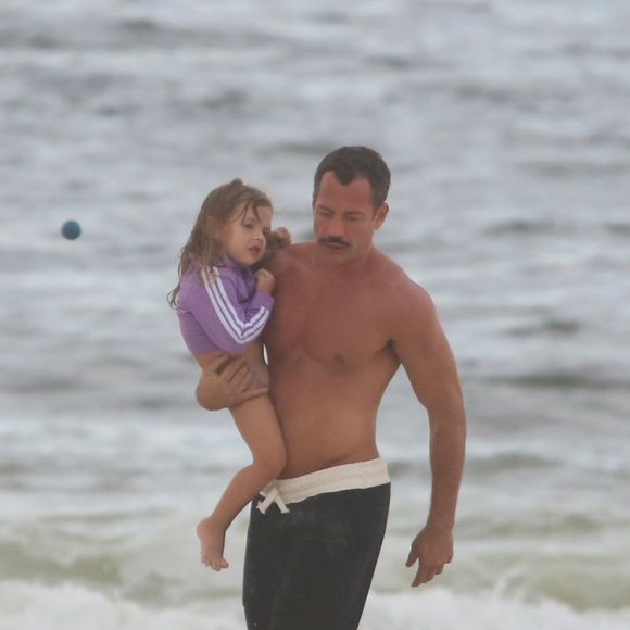 Paizão! Malvino Salvador se diverte em praia no Rio com a filha Ayra nesta segunda-feira, dia 12 de março de 2018