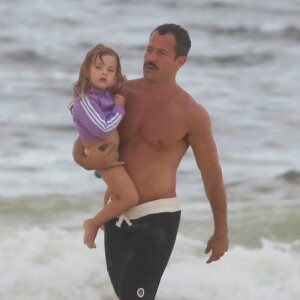 Malvino Salvador entrou no mar com a filha Ayra no colo