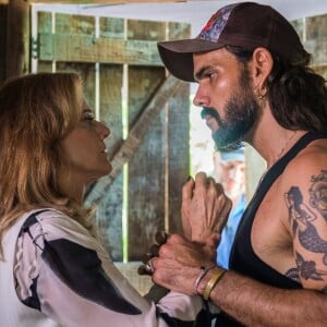 Sophia (Marieta Severo) 'mata' Mariano (Juliano Cazarré) após o garimpeiro descobrir seus crimes na reta final da novela 'O Outro Lado do Paraíso'