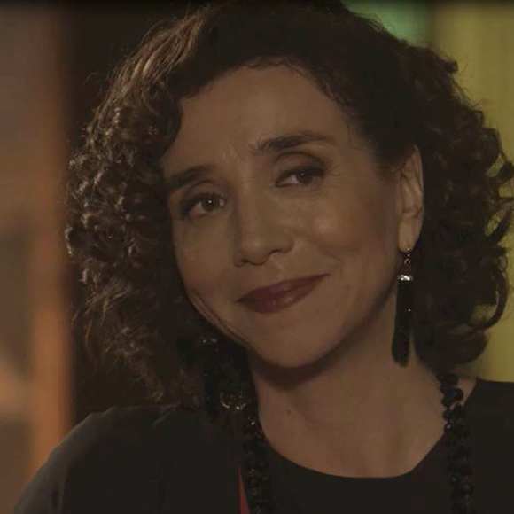 Celeste (Marisa Orth) brinca com a filha, na novela 'Tempo de Amar': 'Terás de aturar-me por muito tempo ainda, minha filha'