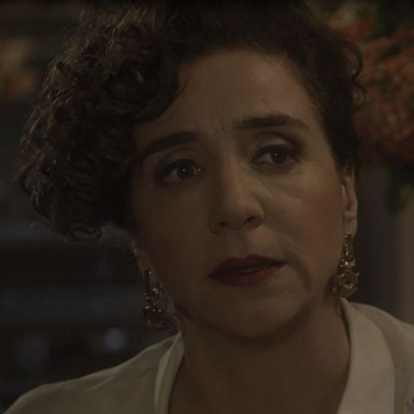 Celeste (Marisa Orth) fica apreensiva na novela 'Tempo de Amar': 'Achas que não estou curada?'