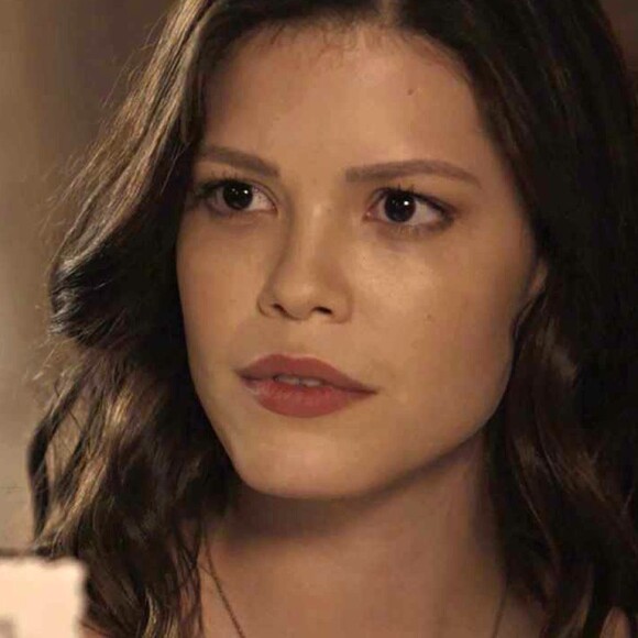 Maria Vitória (Vitória Strada) festeja a cura da mãe, Celeste (Marisa Orth), na novela 'Tempo de Amar': 'Essa é a melhor das notícias'