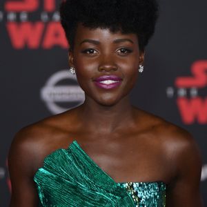 O vestido Halpern de Lupita Nyong'o contava com drapeados sobre os paetês
