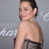 Além dos paetês, o modelo usado por Marion Cotillard em Cannes, em maio de 2017, contava com transparência nas costas