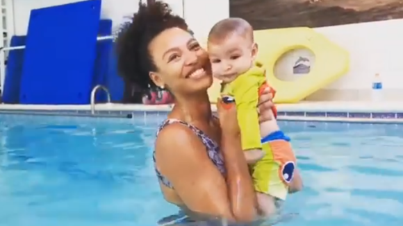 Sheron Menezzes exibe mergulho do filho, de 4 meses, na natação: 'Peixinho'