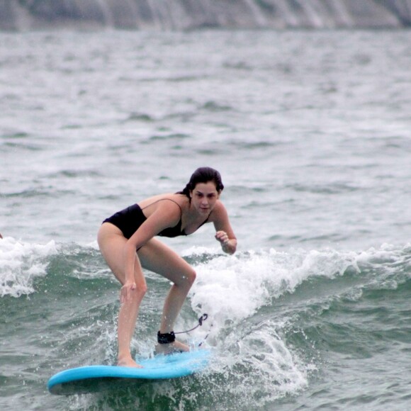 Sophia Abrahão também é fã de surfe, esporte que pratica nas horas vagas com o namorado, Sérgio Malheiros