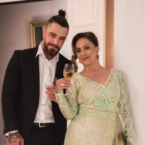 'O Outro Lado do Paraíso': Nadia (Eliana Giardini) vai com Odair (Felipe Tito) ao casamento