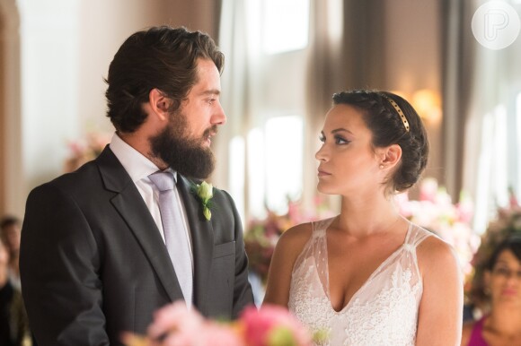 'O Outro Lado do Paraíso': Clara (Bianca Bin) usa look moderno em casamento com Renato (Rafael Cardoso) previsto para ir ao ar nesta quarta-feira, 14 de março de 2018