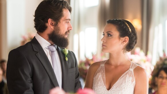 'O Outro Lado do Paraíso': Clara usa look moderno em casamento com Renato. Fotos