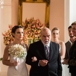 'O Outro Lado do Paraíso': Clara (Bianca Bin), acompanhada pelo avô, Josafá (Lima Duarte), sobre ao altar planejando sua vingança de Renato (Rafael Cardoso)