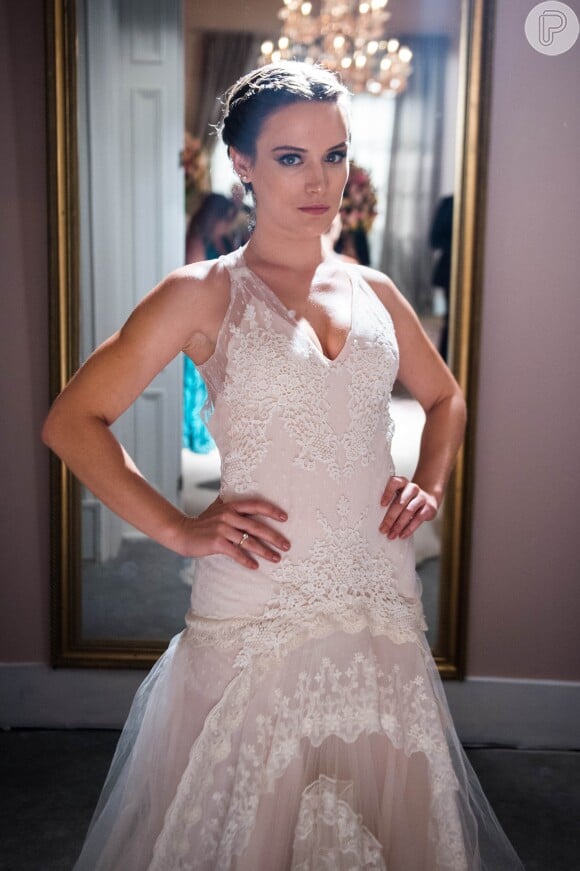O vestido de noiva de Clara (Bianca Bin) em 'O Outro Lado do Paraíso' é rendado, mas ganhou um toque moderno com várias camadas transparência