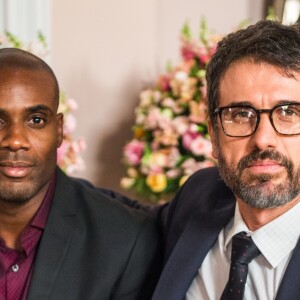 'O Outro Lado do Paraíso': Samuel (Eriberto Leão) e Cido (Rafael Zulu) vão juntos ao casamento de Clara (Bianca Bin)