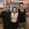 Paula Burlamaqui posou com Thiago Martons e Reynaldo Gianecchini em pré-estreia de teatro