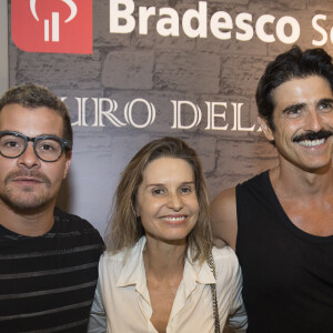 Paula Burlamaqui posou com Thiago Martons e Reynaldo Gianecchini em pré-estreia de teatro