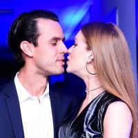 Marina Ruy Barbosa e o marido, Xande Negrão, se beijam em evento: 'Ele veio!'