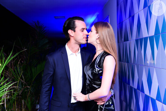 Marina Ruy Barbosa beijou o marido, Xande Negrão, em lançamento da coleção Inverno 2018 da Colcci, na noite desta terça-feira, 13 de março de 2018