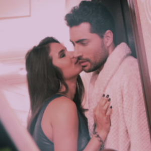 Nas fotos tiradas pelo fotógrafo contratado por Flávio (Eduardo Pelizzari), a modelo tenta beijar Gustavo (Carlo Porto) e parece que os dois vivem um romance, no capítulo que vai ao ar terça-feira, dia 20 de março de 2018, na novela 'Carinha de Anjo'
