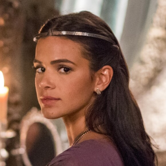 Catarina (Bruna Marquezine) recebe vaias e tomatada ao ser apresentada como rainha de Montemor nos próximos capítulos da novela 'Deus Salve o Rei'