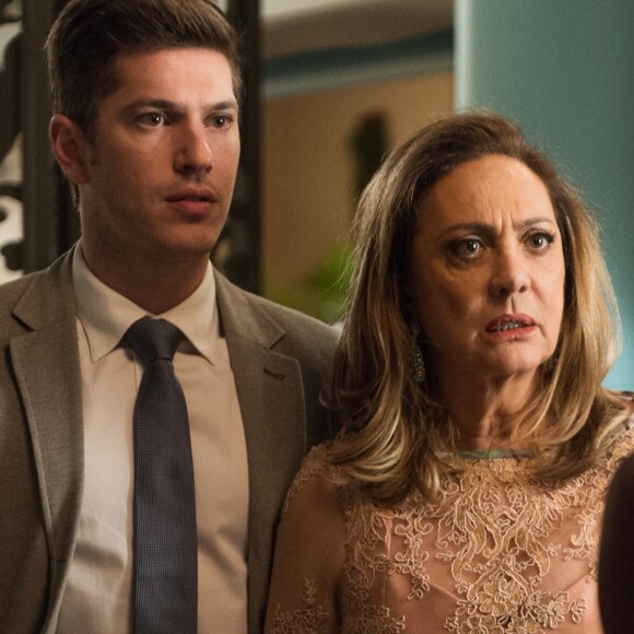 Bruno (Caio Paduan) diz a Nádia (Eliane Giardini) que ela foi racista com Raquel (Erika Januza), na novela 'O Outro Lado do Paraíso'