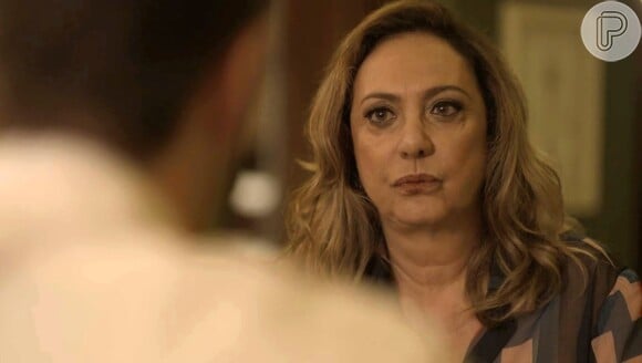 Nádia (Eliane Giardini) retruca Bruno (Caio Paduan) sobre ter sido preconceituosa com Raquel (Erika Januza). 'Bruno, que está dizendo? Eu nunca fui racista', diz , na novela 'O Outro Lado do Paraíso'