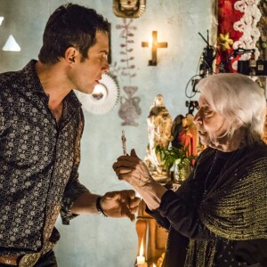 Gael (Sergio Guizé) recebe uma nova benção de Mercedes (Fernanda Montenegro), na novela 'O Outro Lado do Paraíso'