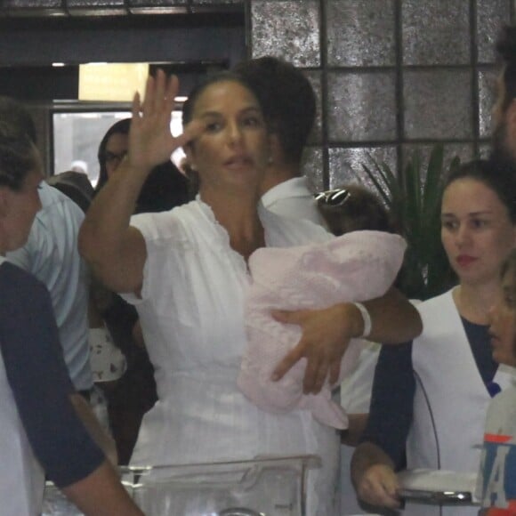 'Minha mãe mandou dizer que tá sentindo muita saudade dos zamurinhos! A gente ama mamar', afirmou Ivete Sangalo na legenda da foto