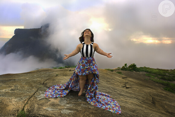 A atriz Juliana Caldas, que sofre com preconceito por ter nanismo, foi fotografada no alto da Pedra bonita, no Rio de Janeiro, para a exposição 'M'