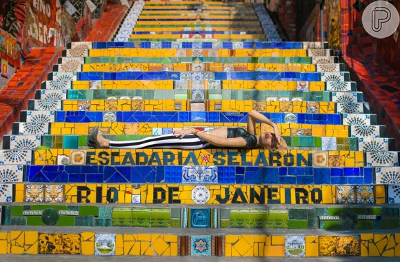 Fotografada na Escadaria Selarón, na Lapa, a transgênero Melissa Rodrigues inspirou a exposição 'M'