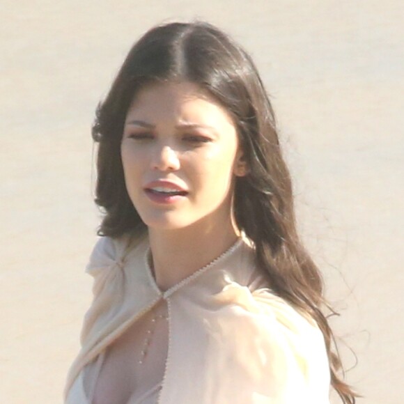 Mãe de Mariana, Maria Vitória (Vitória Strada) vai à praia e acaba se encontrando com Vicente (Bruno Ferrari) no último capítulo da novela 'Tempo de Amar'