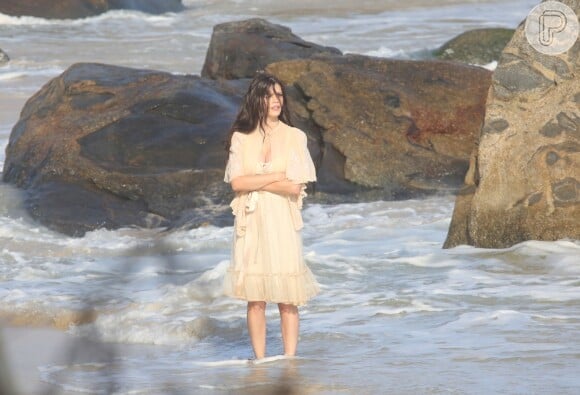 Maria Vitória (Vitória Strada), mulher de Vicente (Bruno Ferrari), vai para uma praia no último capítulo da novela 'Tempo de Amar'