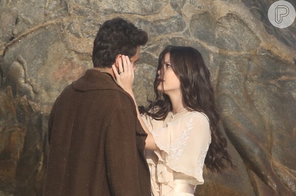 Maria Vitória (Vitória Strada) e Vicente (Bruno Ferrari) se reencontram em sequência do último capítulo da novela 'Tempo de Amar'