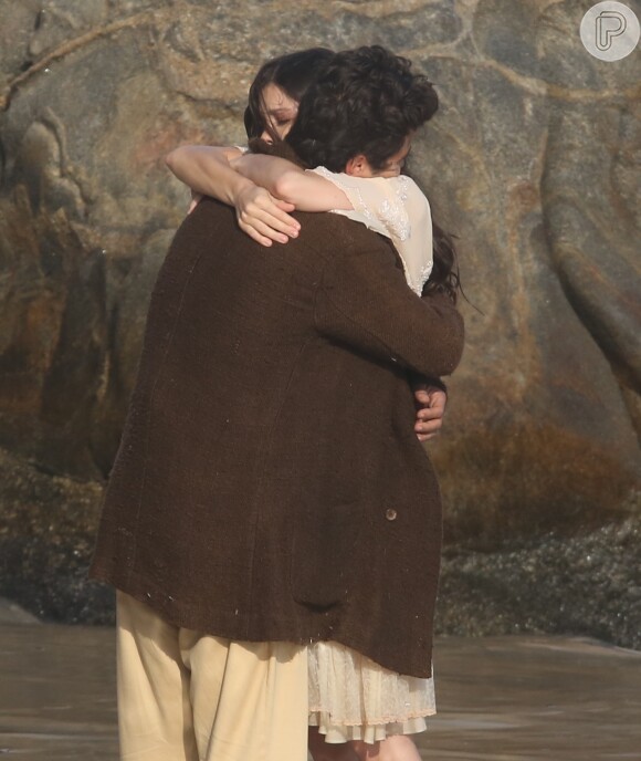 Maria Vitória (Vitória Strada) e Vicente (Bruno Ferrari) trocam abraços ao se reencontrarem no último capítulo da novela 'Tempo de Amar'