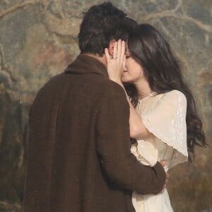 Maria Vitória (Vitória Strada) beija Vicente (Bruno Ferrari) ao reencontrar o marido no último capítulo da novela 'Tempo de Amar'