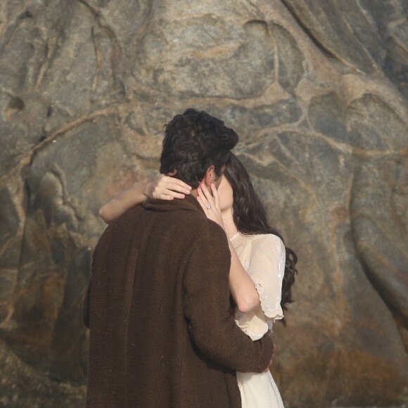 Maria Vitória (Vitória Strada) e Vicente (Bruno Ferrari) também trocam beijos ao se reencontrarem no último capítulo da novela 'Tempo de Amar'