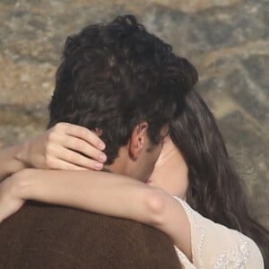 Maria Vitória (Vitória Strada) e Vicente (Bruno Ferrari) se beijam ao se reencontrarem no último capítulo da novela 'Tempo de Amar'