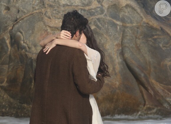Maria Vitória (Vitória Strada) e Vicente (Bruno Ferrari) se beijam ao se reencontrarem no último capítulo da novela 'Tempo de Amar'