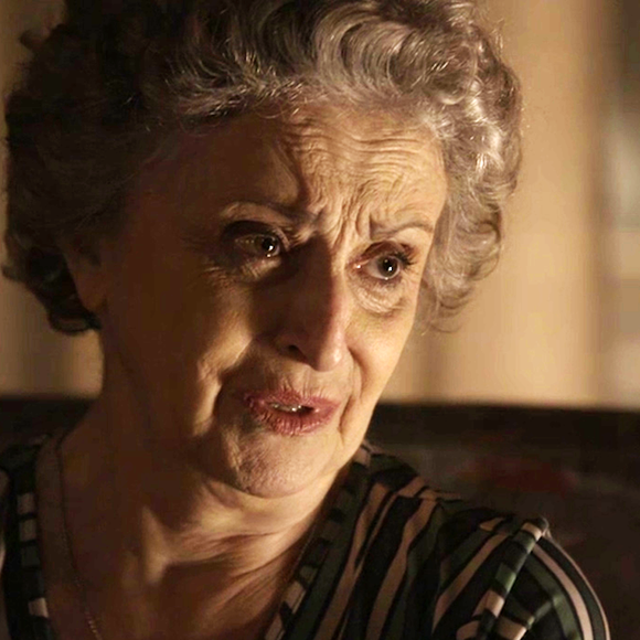 Adnéia (Ana Lúcia Torre) responde de forma enfática par aSuzy (Ellen Rocche) na novela 'O Outro Lado do Paraíso': 'Absoluta. Li em algum lugar. A cura gay existe'