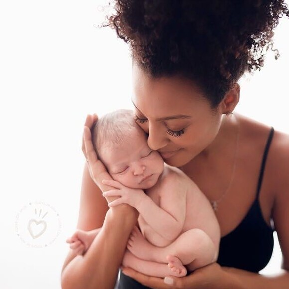 'Minha mãe me colocava na frente do espelho e dizia: 'Olha como você é linda! Filha, que cabelo lindo você tem!', disse Sheron Menezzes
