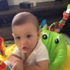 Andressa Suita compartilhou vídeo do filho, Gabriel, brincando em baby jumper nesta quinta-feira, 15 de março de 2018