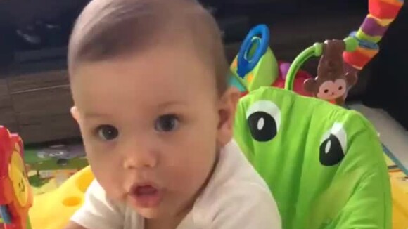 Andressa Suita mostra filho em baby jumper: 'Descansando os braços da mamãe'