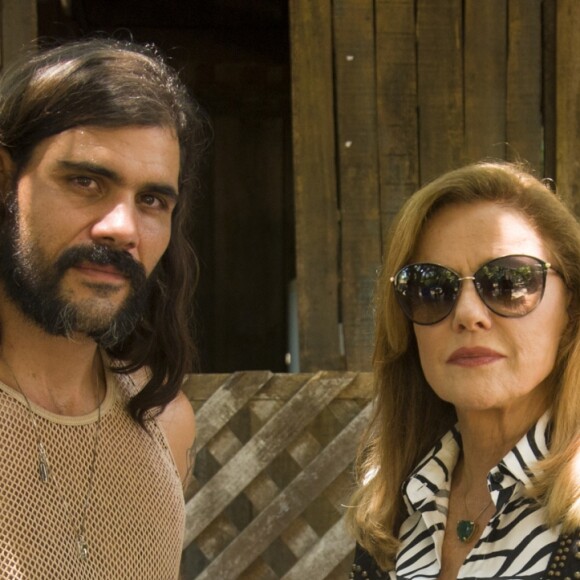 Xodó (Anderson Tomazini) afirma que Sophia (Marieta Severo) se encontrou com Mariano (Juliano Cazarré) antes de sua morte. 'Tua mãe pediu um abraço de despedida. Mas no meio do abraço, eu ouvi um grito', revela Xodó (Anderson Tomazini) na novela 'O Outro Lado do Paraíso'