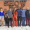 Integrante da nova edição do 'Show dos Famosos' posam com o diretor, Cris Gomes
