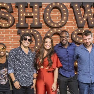 Integrante da nova edição do 'Show dos Famosos' posam com o diretor, Cris Gomes