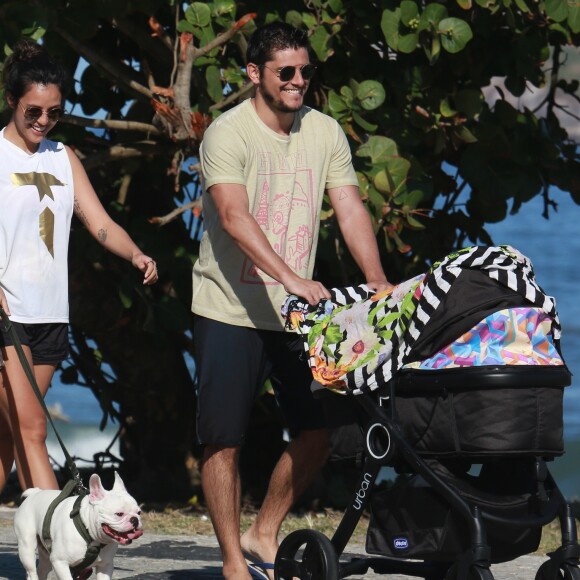 Yanna Lavigne e Bruno Gissoni são sempre vistos em passeios na praia com a filha