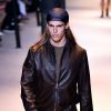 Além da pele, a marca explora o uso do couro em suas peças, como a jaqueta usada no desfile da Semana de Moda de Milão em 2016