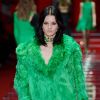 Na Semana de Moda de Milão em 2015, a pele veio em cores vibrantes, como o casaco verde