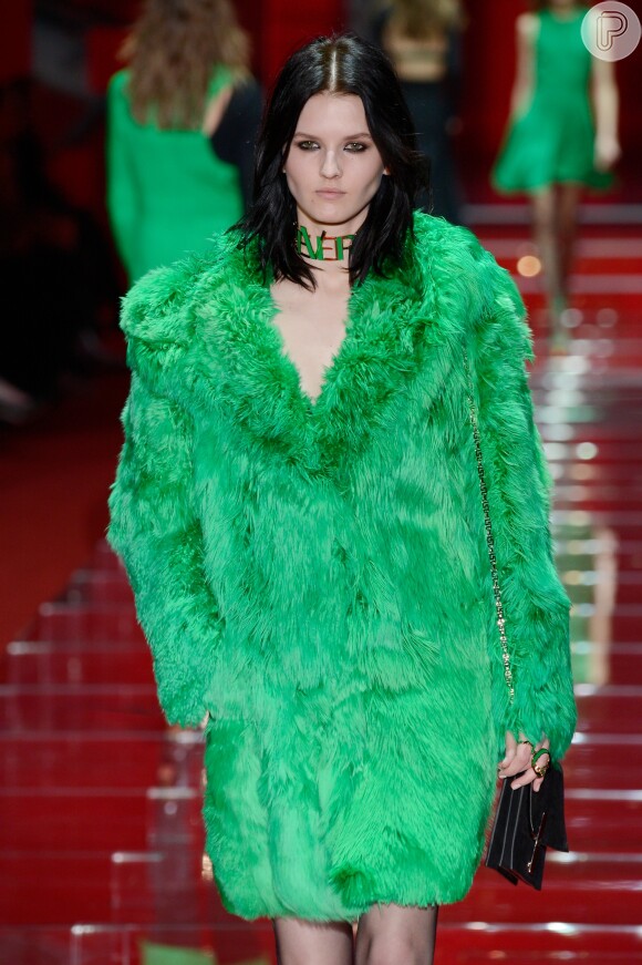 Na Semana de Moda de Milão em 2015, a pele veio em cores vibrantes, como o casaco verde