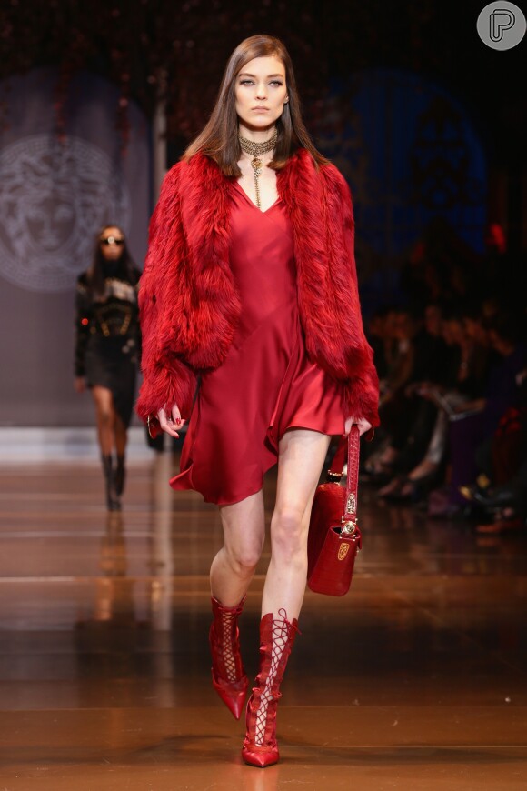 Versace vai abolir pele das coleções, como indicou a diretora-criativa e vice-presidente da marca, Donatella Versace, em entrevista à revista inglesa publicada n