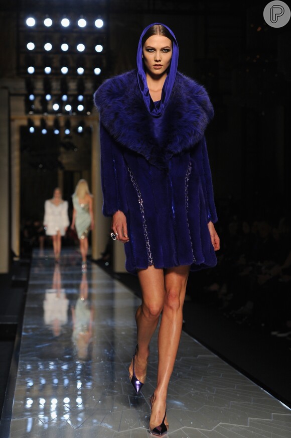 A modelo Karlie Kloss usou um sobretudo de pele durante o desfile Primavera/Verão de 2014 da marca